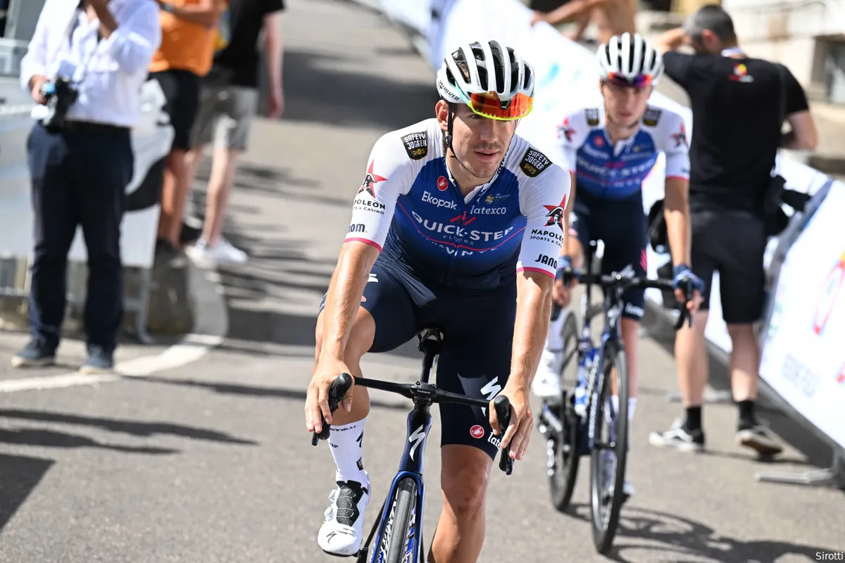 Peloton in Burgos likt z'n wonden: Hindley en Kelderman geschaafd, breuken bij AG2R en Quick Step