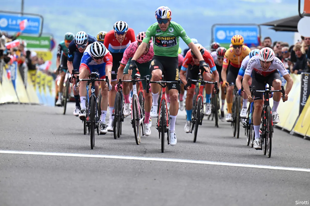 Van Aert denkt te winnen, maar juicht te vroeg; ritzege in Dauphiné voor Gaudu