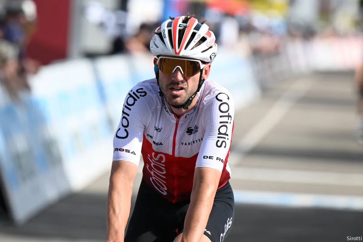 Ion Izagirre soleert naar zege in GP Miguel Indurain, Higuita en Skjelmose vervolledigen podium