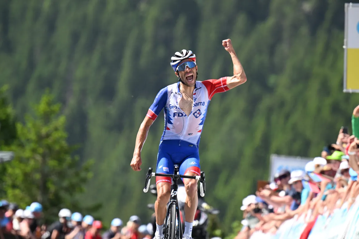 Pinot remonteert oververhitte Izagirre in slotkilometers Zwitserland; Higuita wordt leider