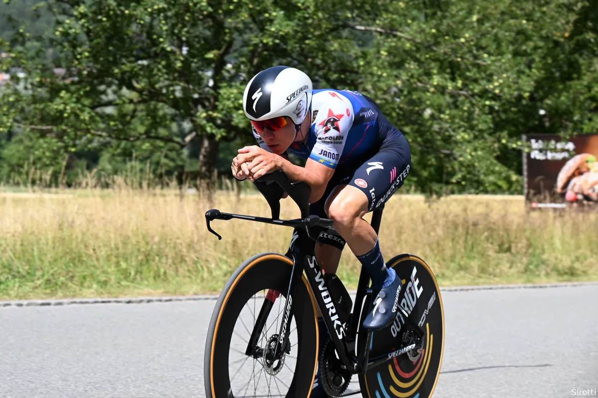 Fenomenale Evenepoel stormt naar eerste Belgische titel tijdrijden bij de profs