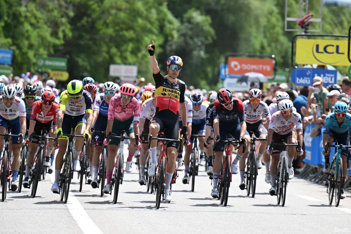 Van Aert toont Tourvorm met zege in eerste etappe Critérium du Dauphiné
