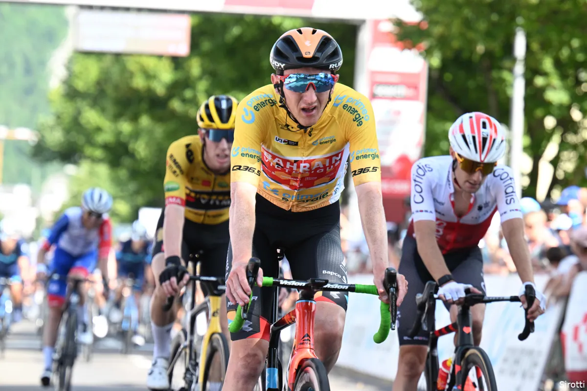 Williams behoudt gele trui ondanks slecht moment: 'Voelde alsof ik in een oven reed'