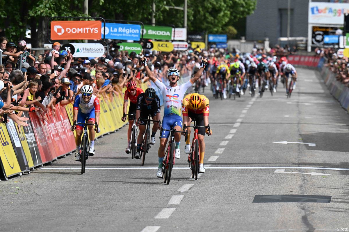 Kopgroep verrast Van Aert en consorten in Critérium du Dauphiné; Vuillermoz klopt Skaarseth