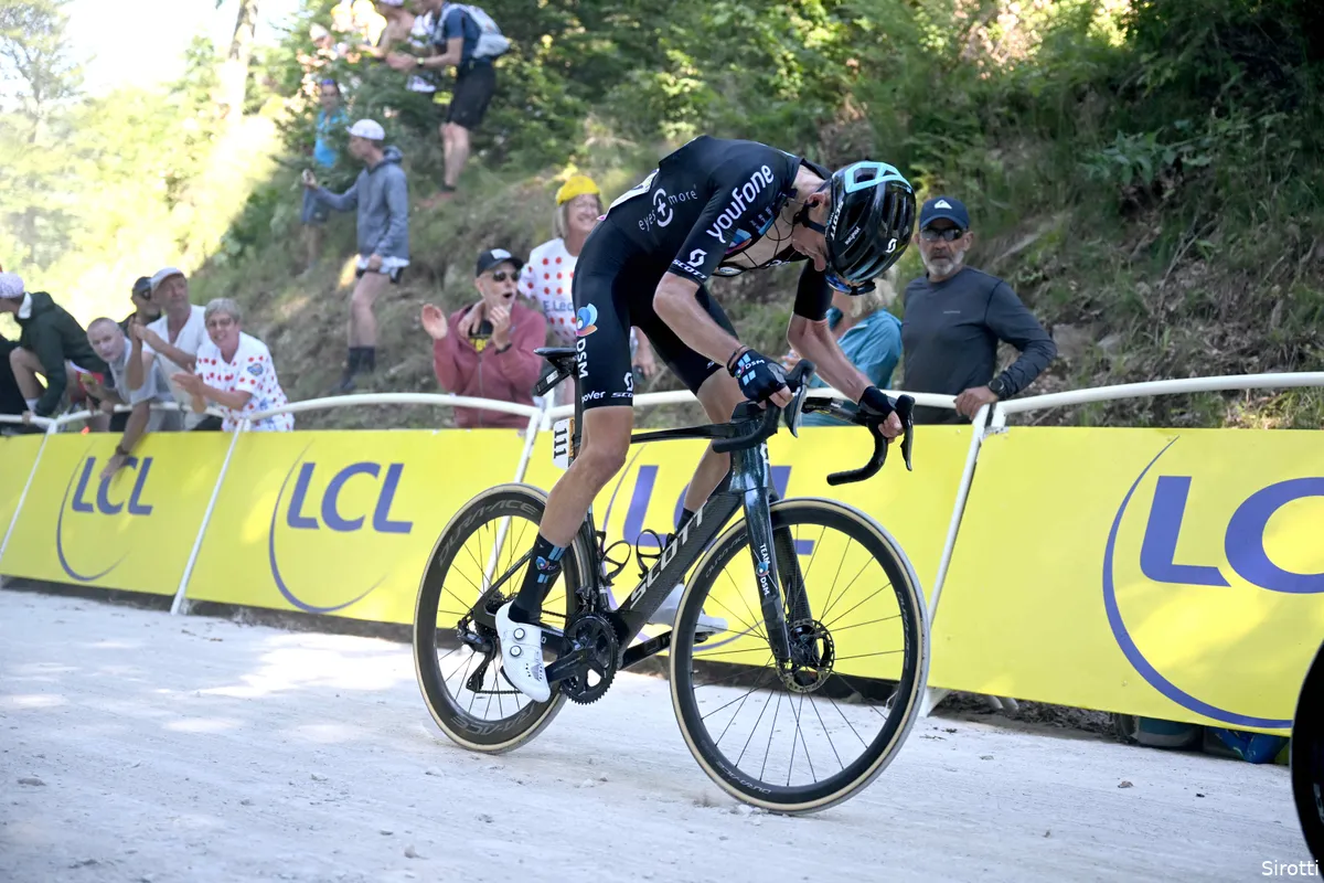 Zieke Bardet keldert vijf plaatsen: 'Nachtmerrie, zonder het team had ik rit misschien niet afgemaakt'