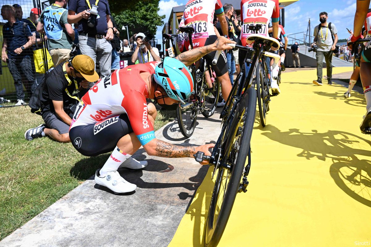 Caleb Ewan genekt door pech in sprint: 'Een renner reed in mijn derailleur'