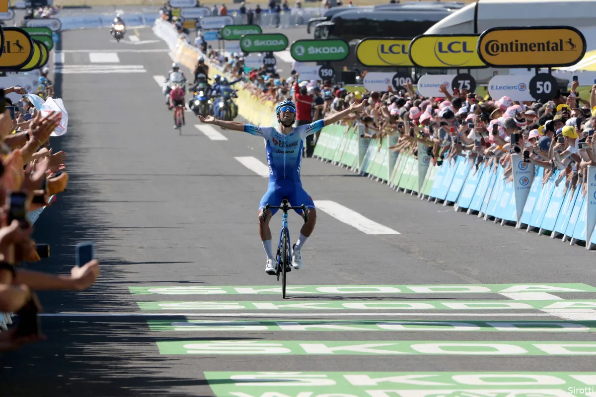 Grandioze Matthews stoomt naar zege in Mende na lange aanval; Vingegaard slaat aanval Pogacar af