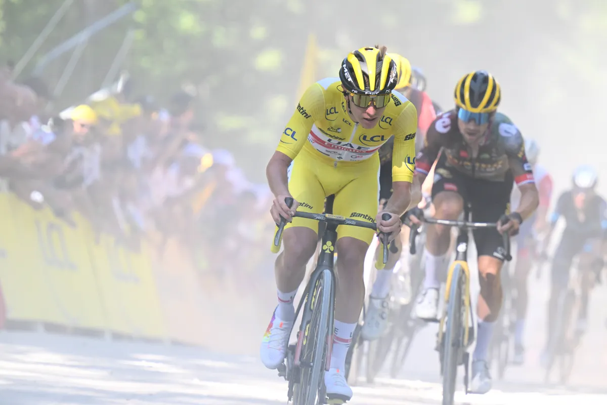 Imponerende Pogacar complimenteert Vingegaard met optreden: 'Hij is waarschijnlijk de sterkste renner'