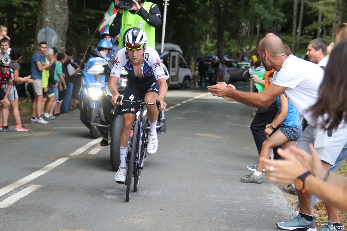 Gespot op Strava: Evenepoel en Van Vleuten verpulveren records tijdens weergaloze solo's