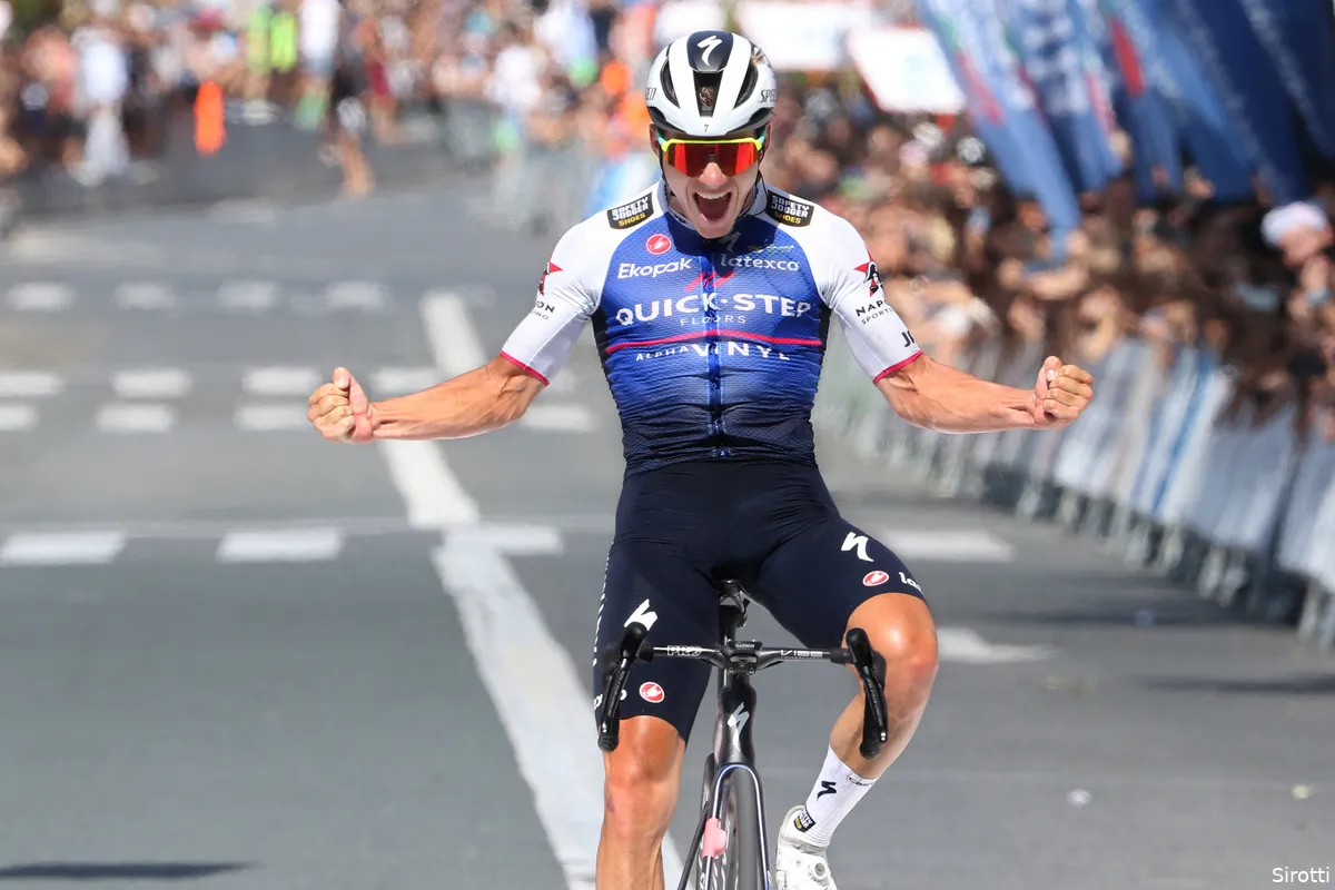 Fenomenaal: Evenepoel rondt solo van 45 kilometer af met prachtige zege in Clasica San Sebastián