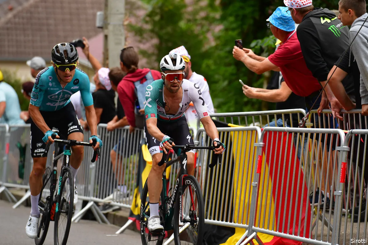 Schachmann haalt hard uit naar Jumbo-Visma: 'Zij rijden als gekken op de laatste centimeter'