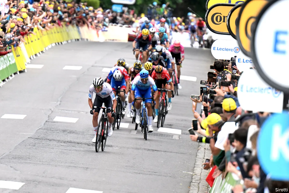 Podiumklanten Matthews en Gaudu stuiten op dominante Pogacar: 'Hoeven ons niet te schamen'