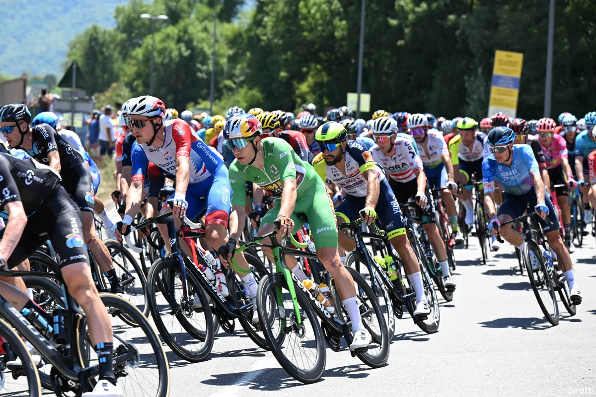 Van Aert hield zich afzijdig, ondanks goede benen: 'Dat was een goede tactiek'