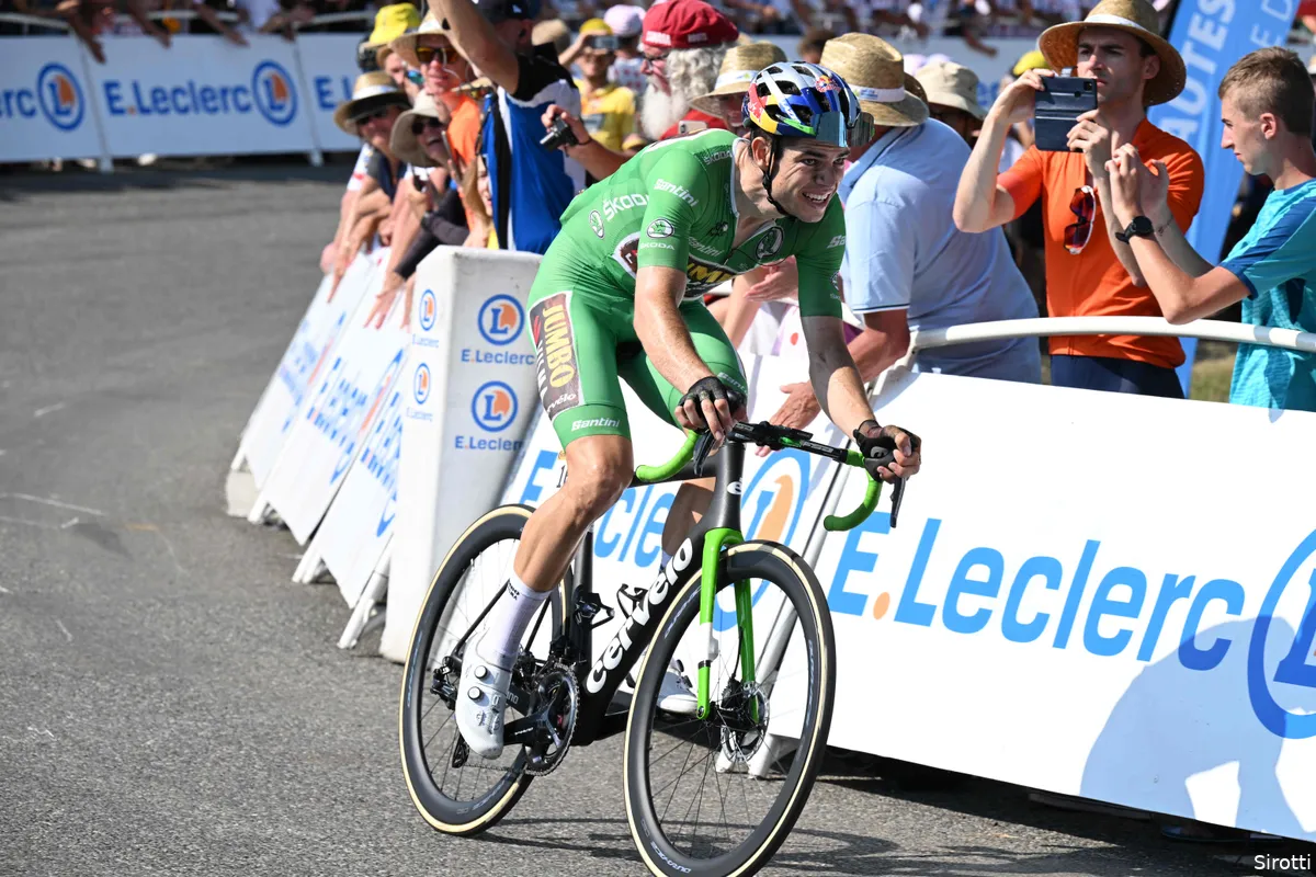 Modelknecht Van Aert kraakt Pogacar op de slotklim: 'Verbaas mezelf daar wel mee'