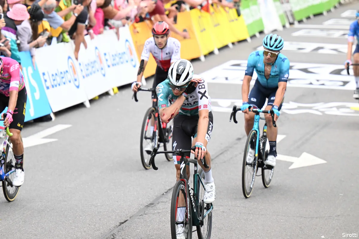 Vlasov komt goed weg na val en verliest slechts vijf tellen: 'Heb alleen wat schaafwonden'