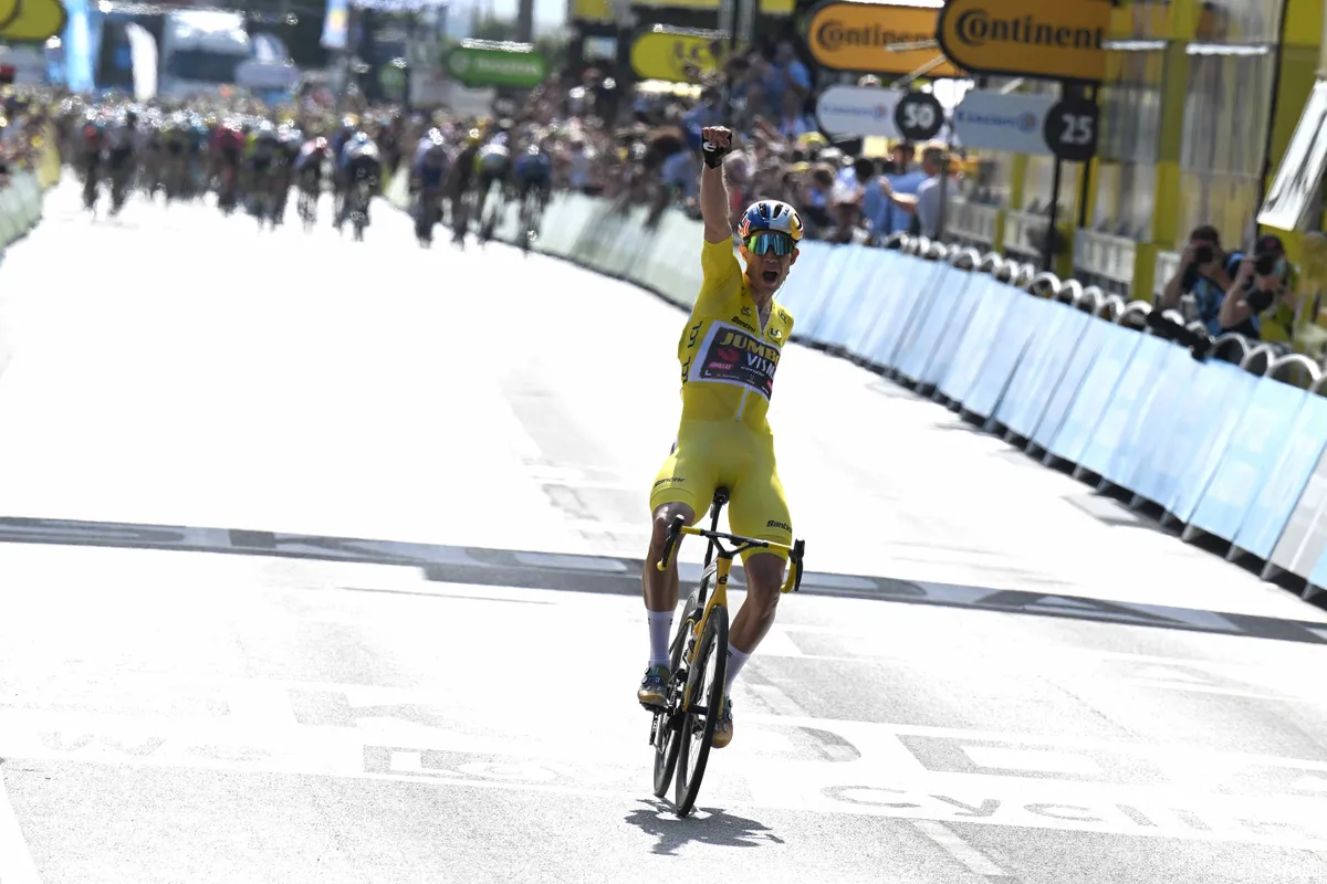 Van Aert prijst ploeg én gele trui na geweldig kunststukje: 'Dit geeft me vleugels'
