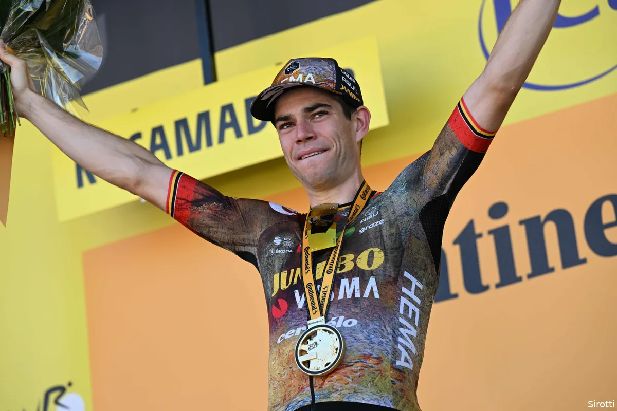 Iedereen tegen Van Aert, die wel doodleuk de sprint wint in Bretagne Classic na talloze aanvallen
