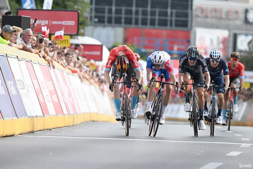 Bauhaus klopt Démare in Ronde van Polen, Kooij en groot deel peloton opgehouden door crash
