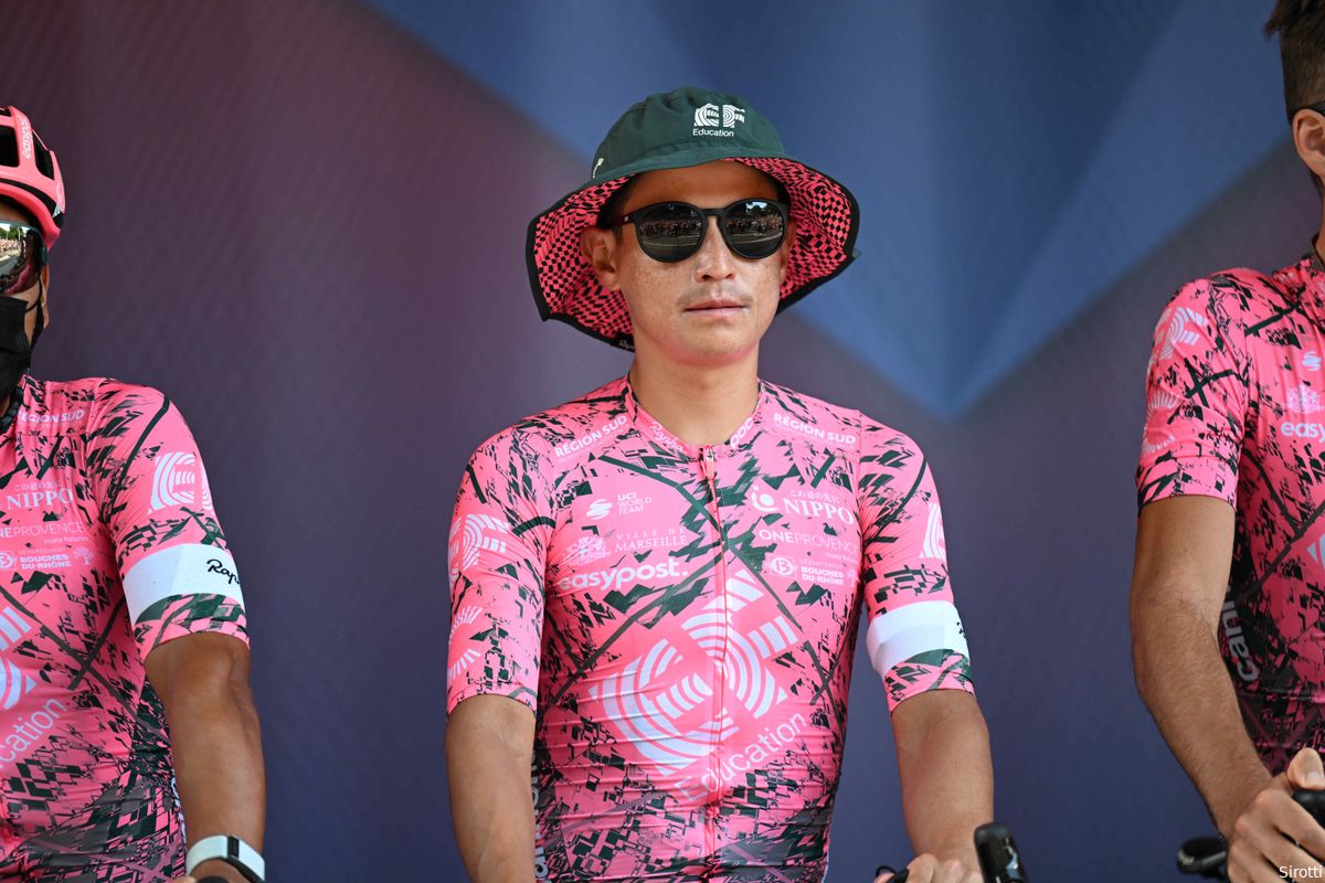 Chaves heeft het moeilijk in Vuelta: 'Het voelt alsof ik de ploeg in de steek laat'