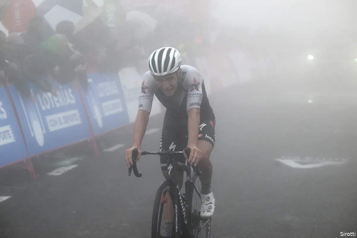 Evenepoel verovert rode trui: 'Eén van mijn beste prestaties op de fiets ooit'