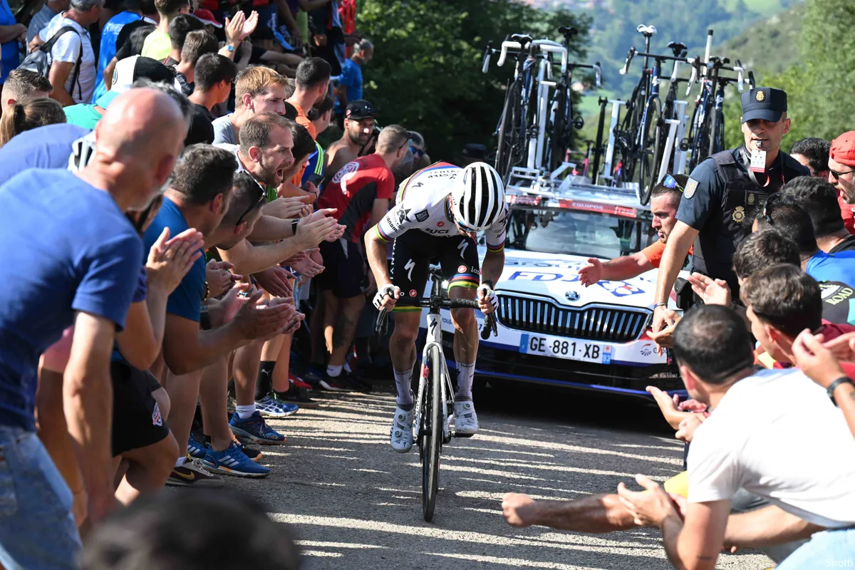Giro dell'Emilia wordt eerste race in twee jaar zonder regenboogtrui voor 'vastberaden' Alaphilippe