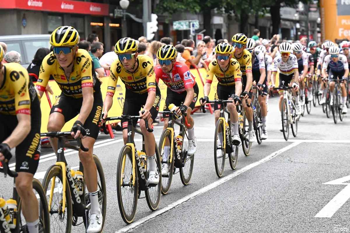 Jumbo-Visma hanteert strakke tactiek en geeft rode trui weg: 'We zijn met een geoliede machine'