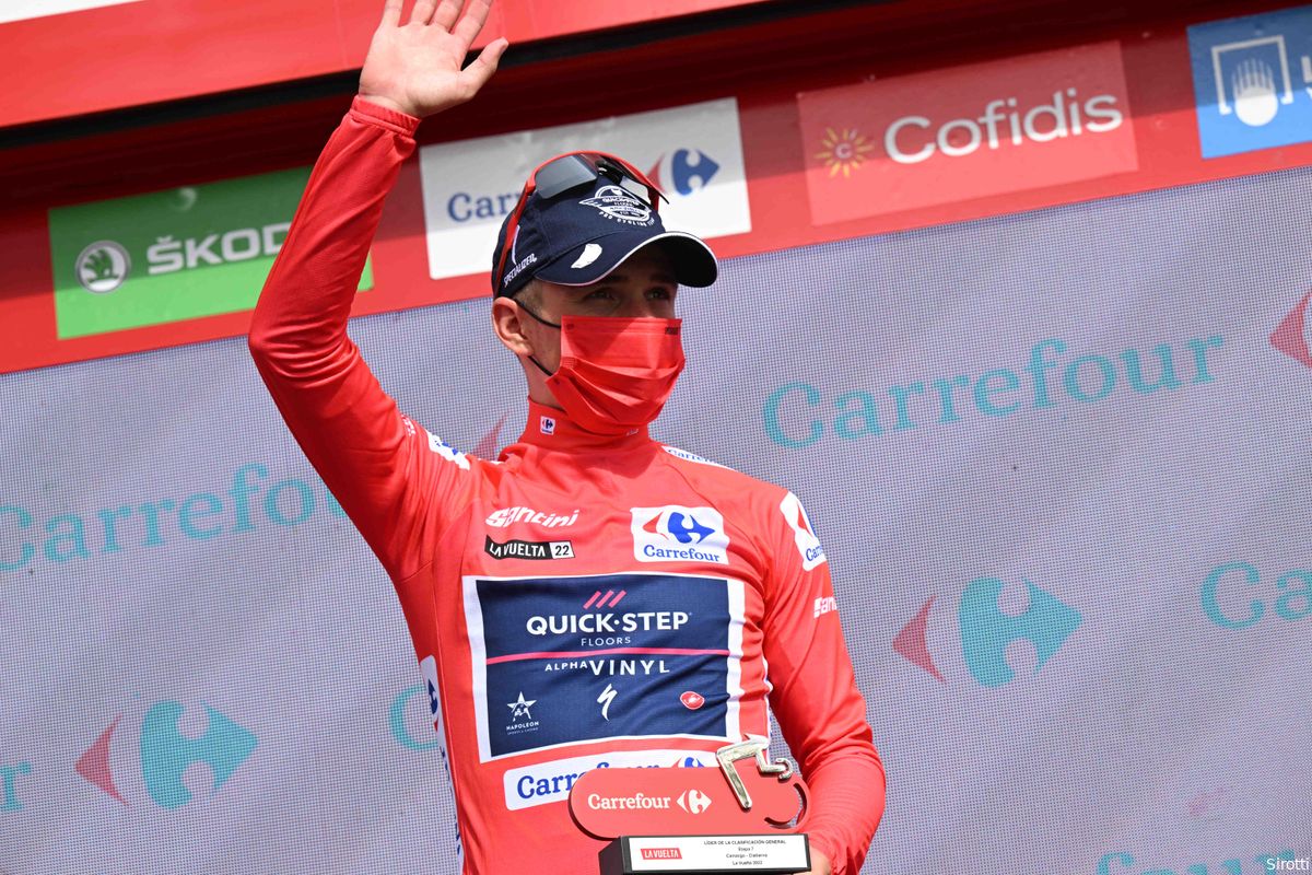 Evenepoel geeft rode trui glans met prachtige tijdritzege en verstevigt leiding in Vuelta