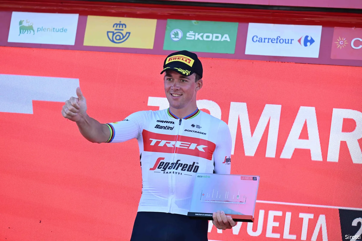 Mads Pedersen na zege in chaotische rit: 'Deze overwinning is voor Alex en zijn vrouw'