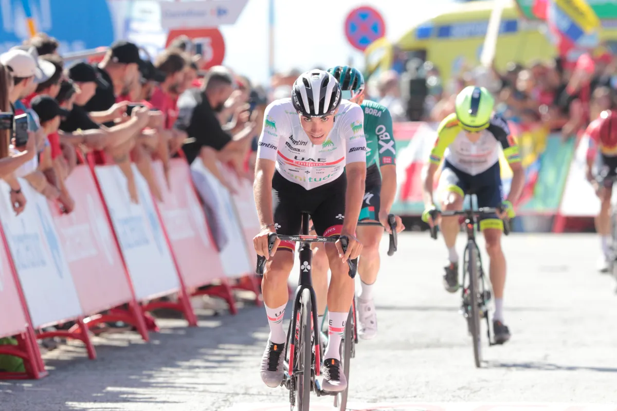 Ayuso overleeft stress en behoudt podiumplek: 'Kan het nog niet geloven'