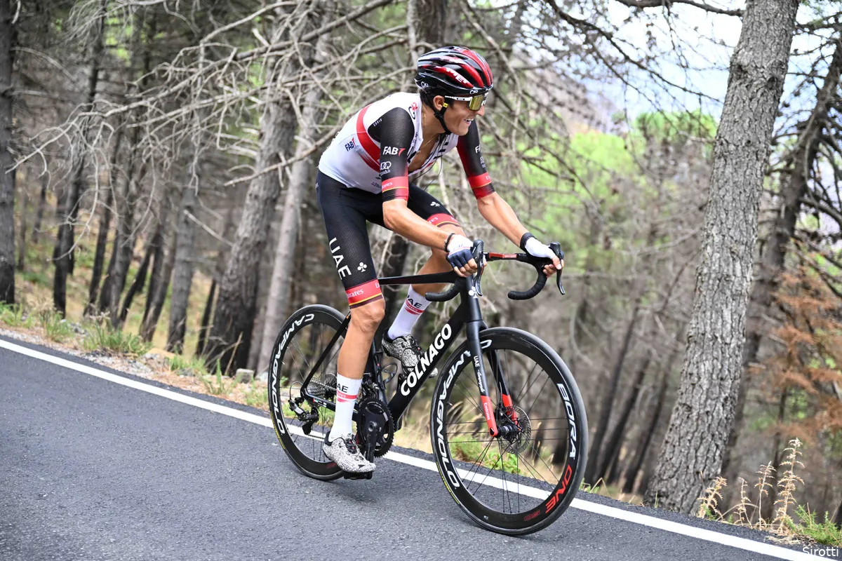 Ayuso denkt aan podium, Soler strandt op derde plek: 'Carapaz was te sterk'