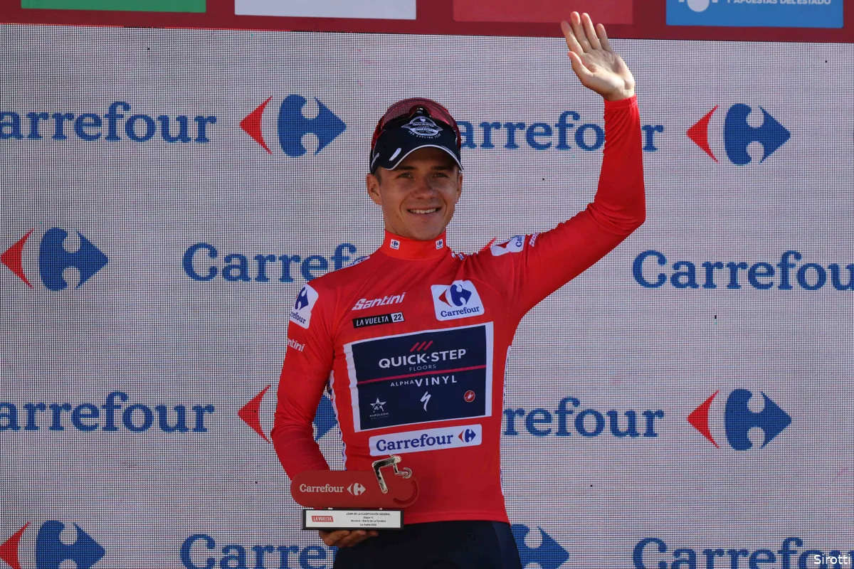 Evenepoel triomfeert: 'Geweldig om in de rode trui een bergetappe te winnen'