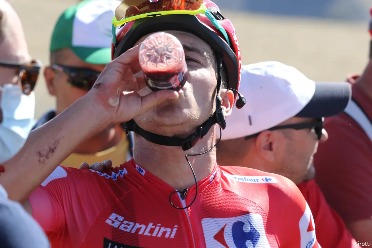 Hele wielerwereld leeft mee met leider Remco Evenepoel: 'Mee naar huis, die rode trui!'