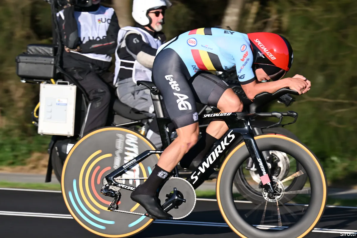 Evenepoel snelt naar wereldtitel tijdrijden, toptalent Tarling stunt met brons, Van Aert slechts vijfde