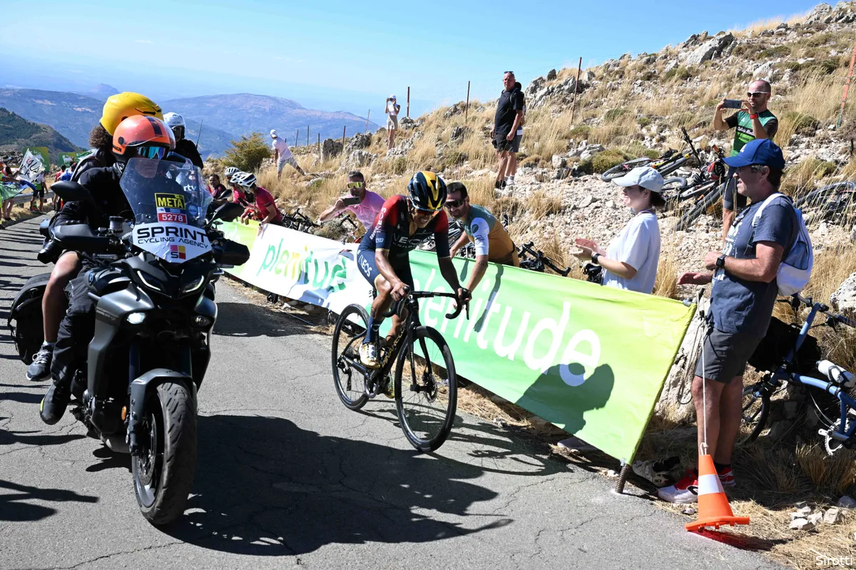 Carapaz wint voor de tweede keer in drie dagen en gaat zondag voor een hattrick
