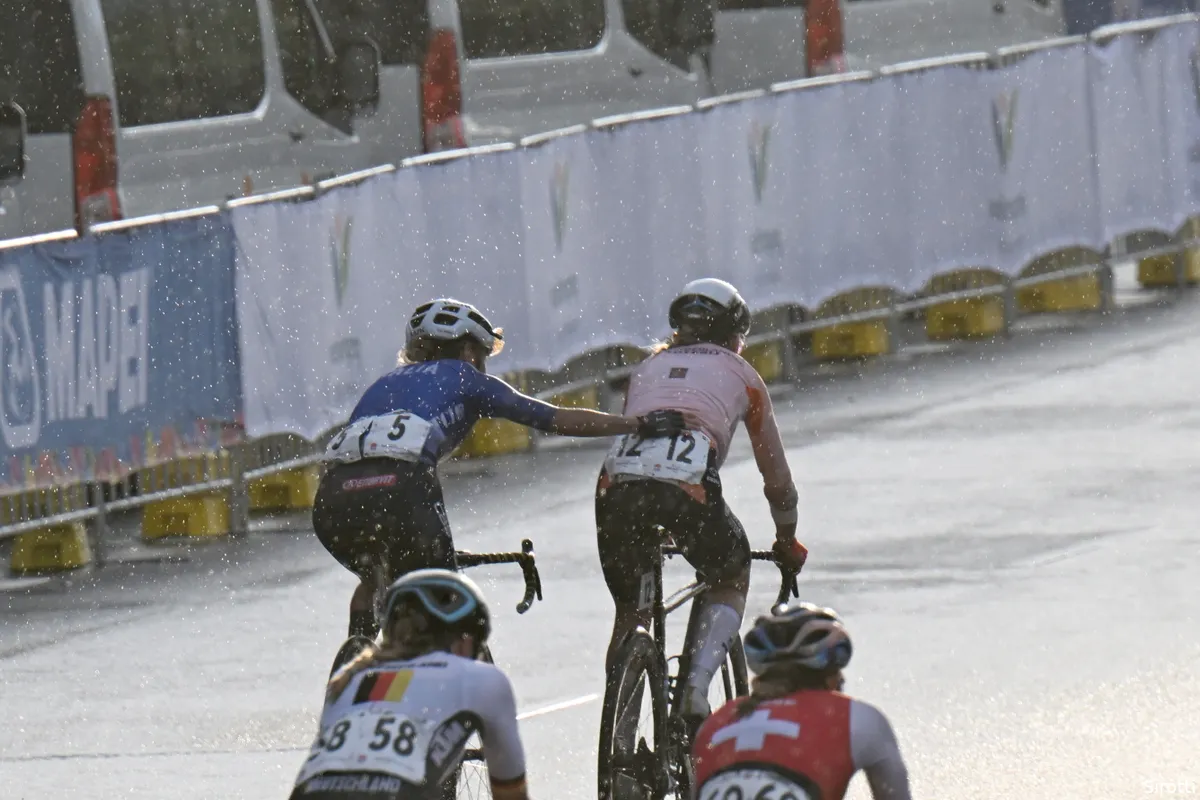 Concurrentie kijkt met open mond naar Van Vleuten: 'Ik weet niet wat er gebeurde, ik zag haar niet eens'