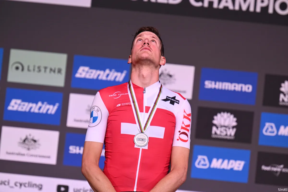 Küng zit redelijk kapot na mislopen WK-titel: 'Nooit rekening gehouden met zo'n race van Foss'