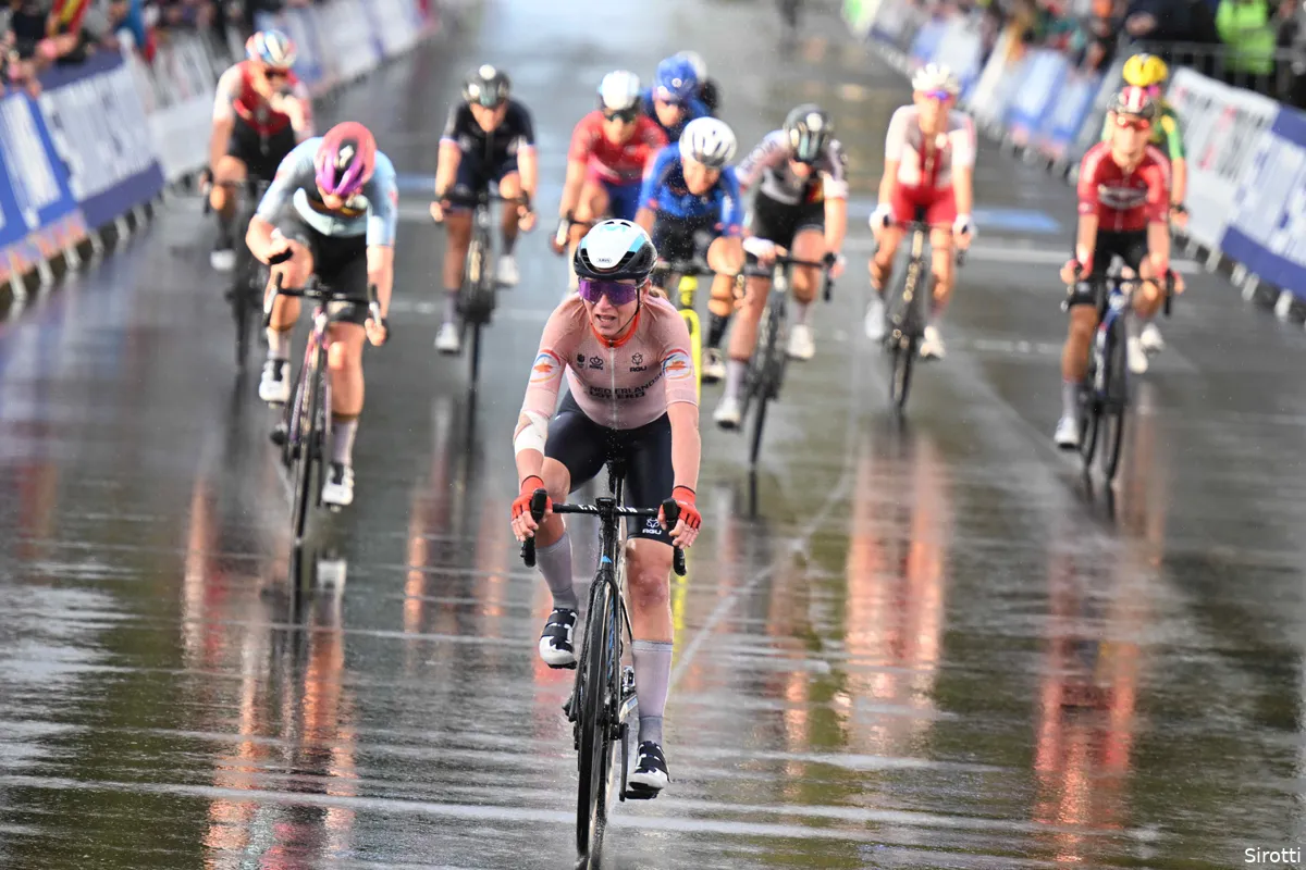 ANNEMIEK MAGNIFIEK: Van Vleuten wint met elleboogbreuk het WK wielrennen bij de vrouwen!