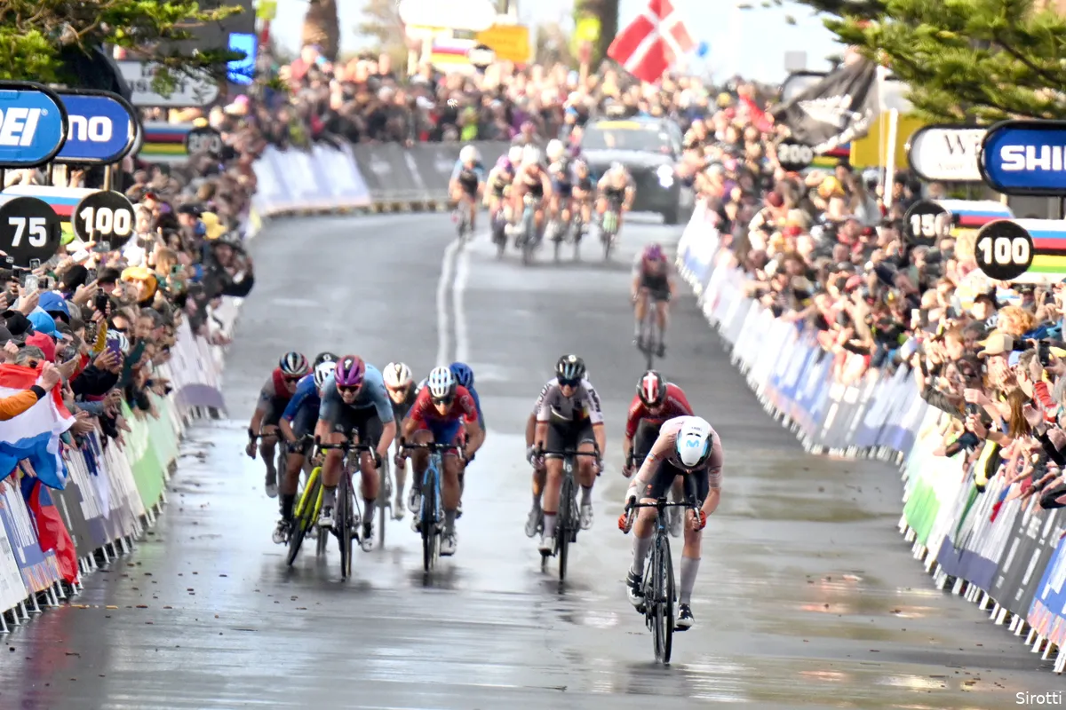Gespot op Strava: Evenepoel vloog in voorlaatste ronde, Van Vleuten dankt stoot van 68 per uur