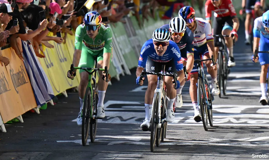 Philipsen kiest zijn koersmoment van 2022: 'Wat Van Aert daar tegen Pogacar deed, had ik nog nooit gezien'