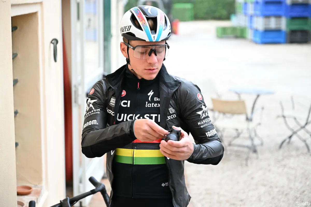 Wereldkampioen Evenepoel kijkt uit naar rentree in Argentinië: 'Dit was mijn eerste koers als prof'