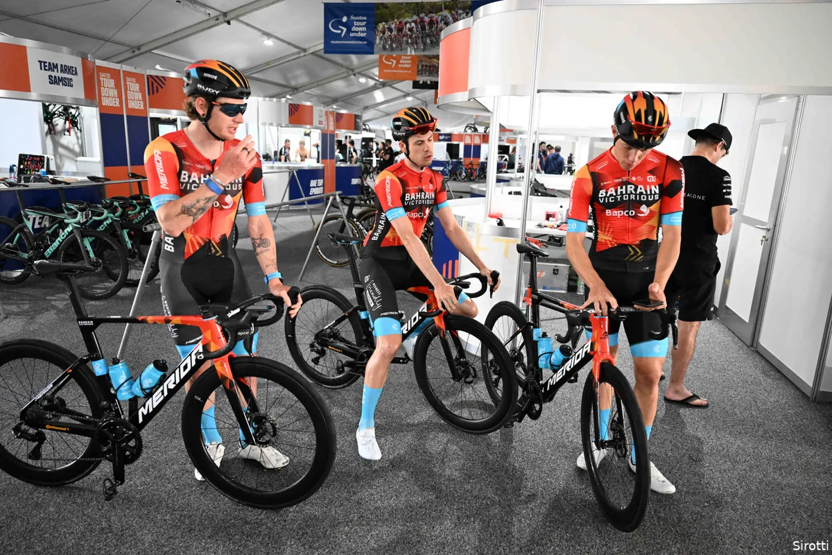 Bauhaus en Bahrain Victorious trappen ondanks harde crash af met overwinning: 'Het was héél nerveus'