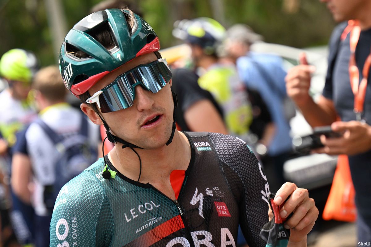 Giro-winnaar Hindley droomt buiten de spotlights van Toursucces: 'Podium of eindwinst zou onwerkelijk zijn'