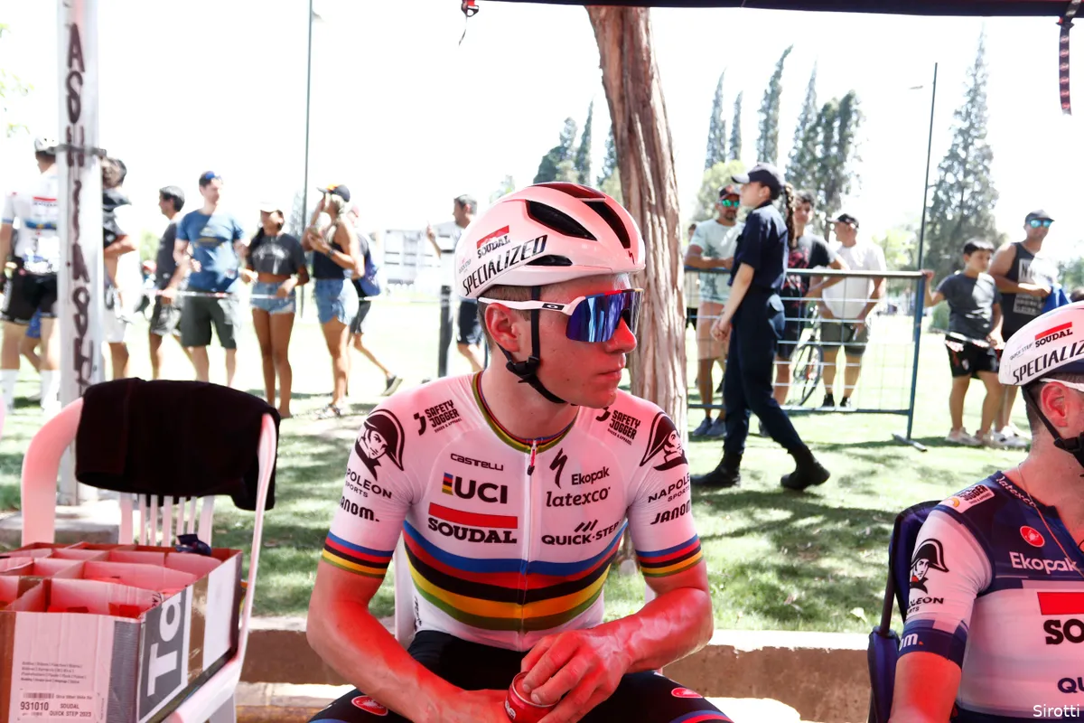 Leider Evenepoel baalt van lekke banden ploeggenoten: 'Konden het plan daardoor niet uitvoeren'