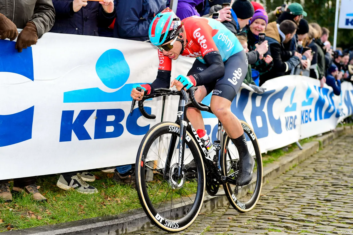 Arnaud De Lie tankt vertrouwen richting Parijs-Roubaix: 'Zevende is toch ook niet slecht?'