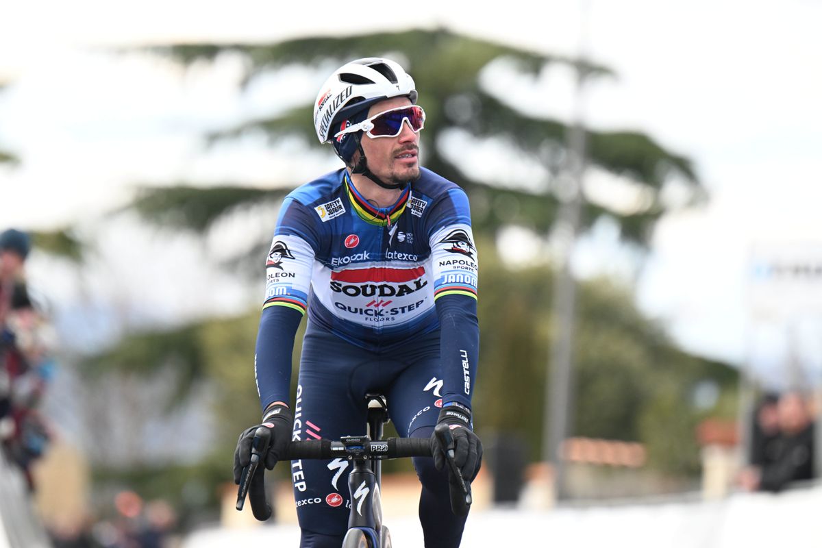 Alaphilippe op zijn hoede voor finale Strade Bianche: 'Er kan van alles gebeuren in de laatste kilometers'