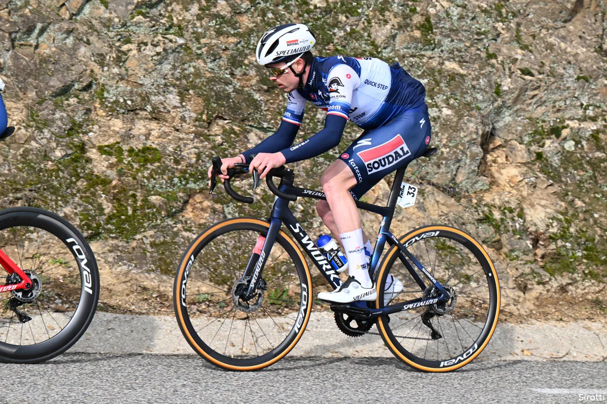 Cavagna valt na sterke koers naast podium Brabantse Pijl, mede door lekke band