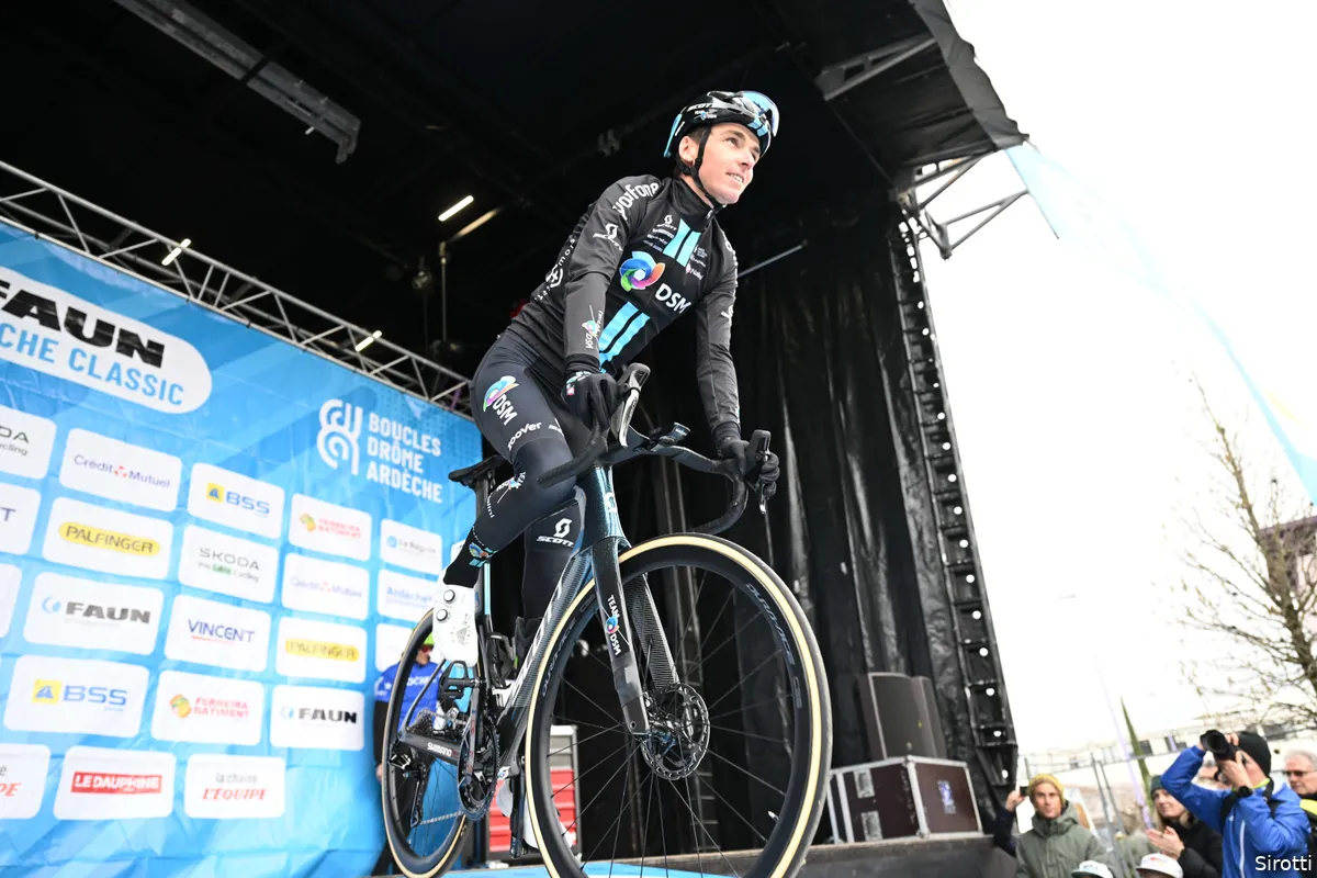 Bardet verklaart moedeloze teksten in Parijs-Nice: 'Waardes beter dan ooit, maar haal dezelfde resultaten'