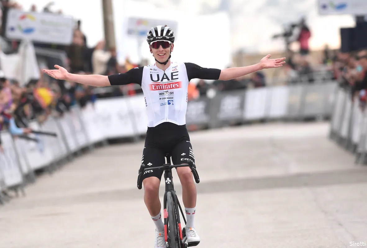 Evenepoel plaagt imponerende Pogacar op Instagram: 'Stop met winnen, dankjewel'