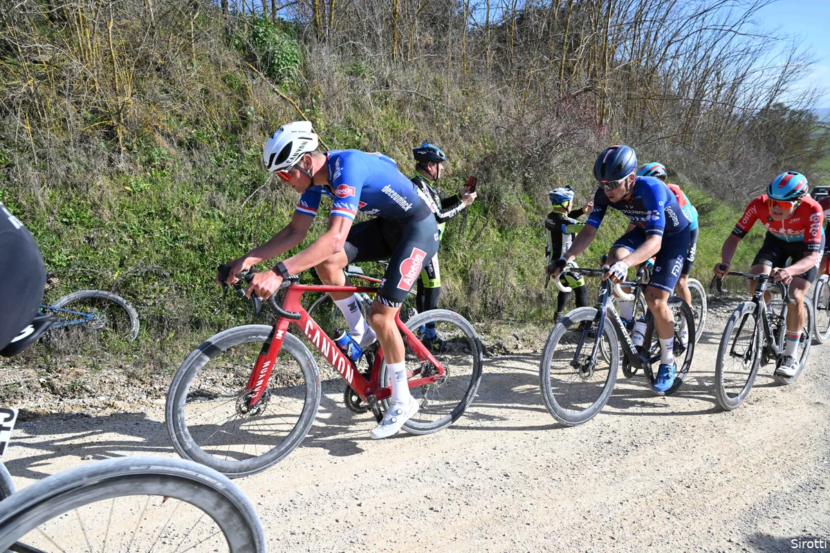 Van der Poel is niet zijn 'beste versie' in Strade Bianche: 'Winnen leek mij heel moeillijk'
