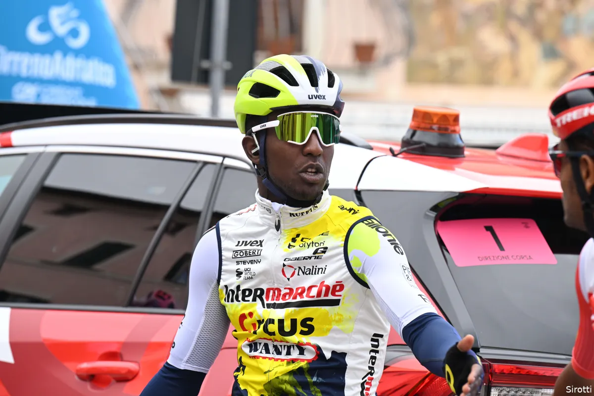 Girmay stipt oorzaak van tegenvallende Gent-Wevelgem aan: 'Voeding is essentieel in het wielrennen'